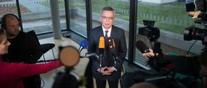 Bundesinnenminister Thomas de Maizière (CDU) spricht am 01.01.2016 während der Pressekonferenz in Dresden zur allgemeinen Sicherheitslage nach der Terrorwarnung in München.