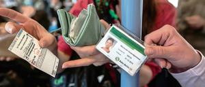 Sind Fahrscheinkontrollen in Bahnen und Bussen noch zeitgemäß? Manche Leser halten Barrieren am Bahnsteigzugang mit Ticketscannern für praktischer. So werden Schwarzfahrer beispielsweise in Wien oder Brüssel abgewiesen. 