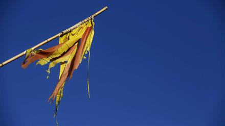Eine zerfetzte katalanische Separatistenfahne in der Nähe von Barcelona.