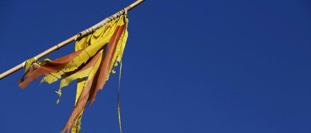 Eine zerfetzte katalanische Separatistenfahne in der Nähe von Barcelona.