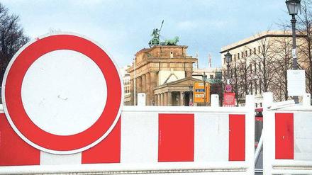 Sicher feiern. Die Absperrungen vor dem Brandenburger Tor sind bereits aufgebaut. Auch in diesem Jahr wollen Hunderttausende zur Silvesterparty kommen.