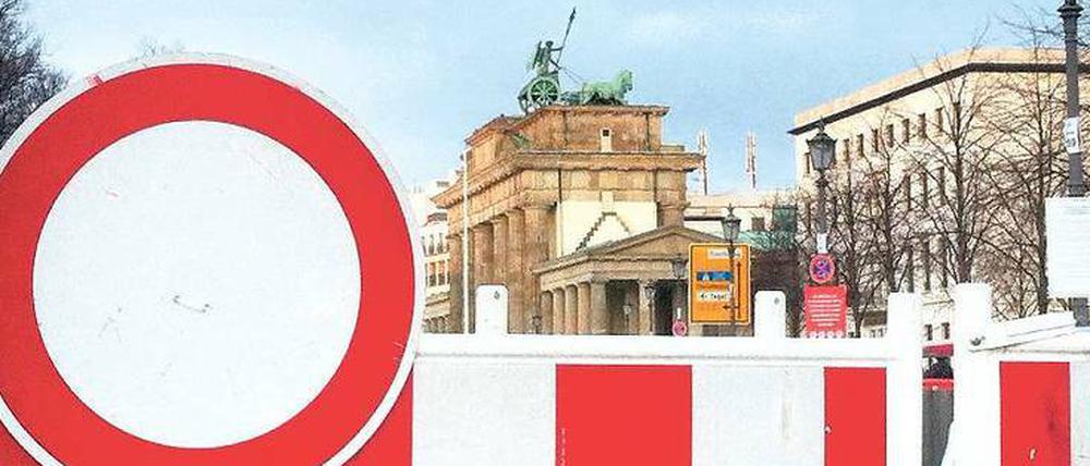 Sicher feiern. Die Absperrungen vor dem Brandenburger Tor sind bereits aufgebaut. Auch in diesem Jahr wollen Hunderttausende zur Silvesterparty kommen.