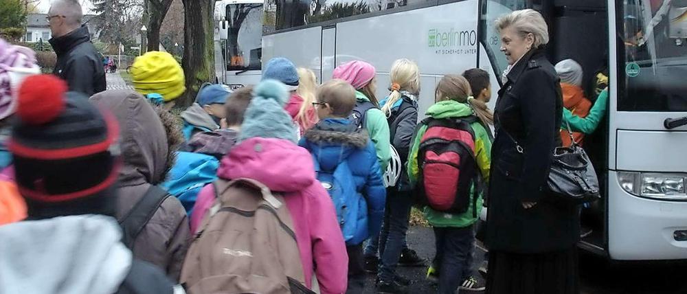 Und wieder rein in den Bus: Die Schüler der Franz-Carl-Achard-Grundschule in Kaulsdorf müssen ohnehin jeden Tag zehn Kilometer zur Marcana-Schule fahren - heute erfolgte der Rückweg schneller.
