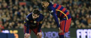 Lionel Messi (links) und Neymar besprechen das weitere Vorgehen.