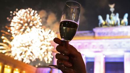Auf ein Neues! Am Brandenburger Tor werden wieder Hunderttausende Partygäste erwartet. Aber es gibt auch zahlreiche Alternativen, in Berlin Silvester zu feiern.