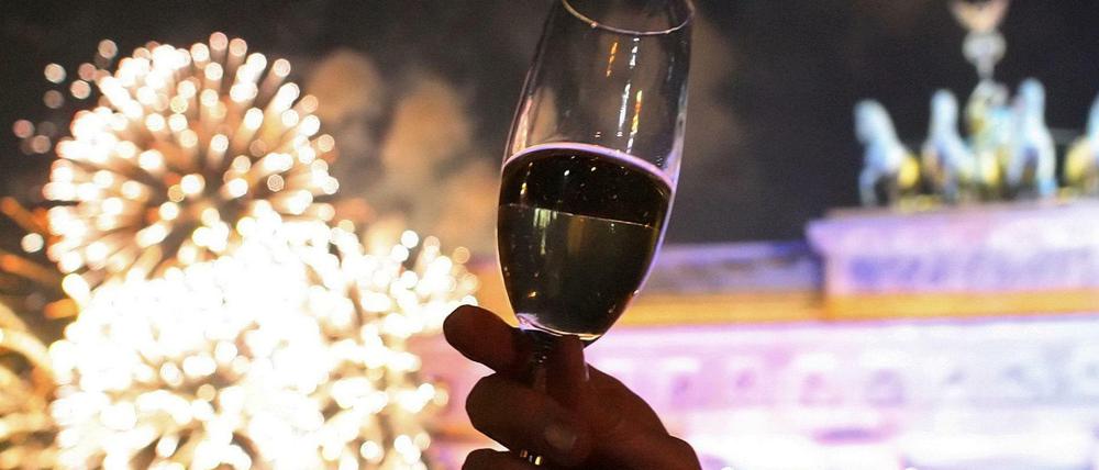 Auf ein Neues! Am Brandenburger Tor werden wieder Hunderttausende Partygäste erwartet. Aber es gibt auch zahlreiche Alternativen, in Berlin Silvester zu feiern.