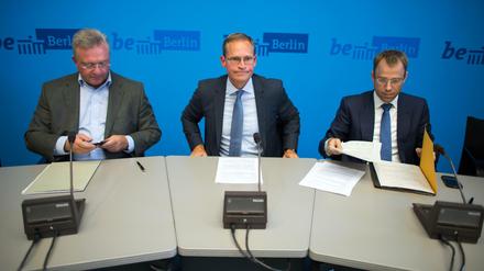 Michael Müller (M, SPD), Regierender Bürgermeister von Berlin, Frank Henkel (l, CDU), Berliner Innensenator, und Mario Czaja (r, CDU), Berliner Sozialsenator, informieren am 02.09.2015 bei einer Pressekonferenz in Berlin über die aktuelle Situation der Flüchtlinge in Berlin. 
