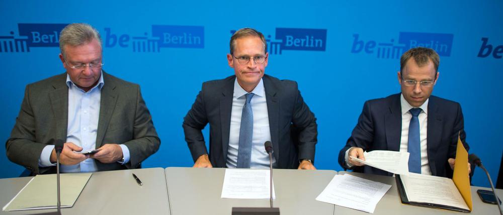 Michael Müller (M, SPD), Regierender Bürgermeister von Berlin, Frank Henkel (l, CDU), Berliner Innensenator, und Mario Czaja (r, CDU), Berliner Sozialsenator, informieren am 02.09.2015 bei einer Pressekonferenz in Berlin über die aktuelle Situation der Flüchtlinge in Berlin.