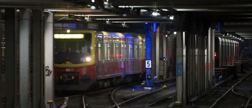 Auch sie pausiert Anfang Januar: Die S1 im Tunnel zwischen Potsdamer Platz und Friedrichstraße.