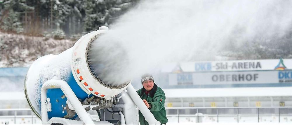Volles Rohr. In Oberhof konnten auch Schneekanonen den Weltcup nicht retten