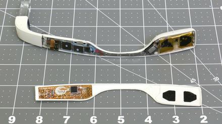 Das undatierte Handoutbild der US-amerikanischen Regierungsbehörde Federal Communications Commission (FCC) zeigt eine neue Version der umstrittenen Datenbrille Google Glass.