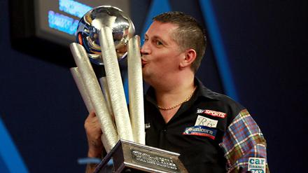 Schwerer Pott für leichte Pfeile. Gary Anderson feiert seine Titelverteidigung.