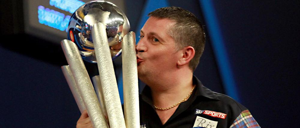 Schwerer Pott für leichte Pfeile. Gary Anderson feiert seine Titelverteidigung.