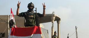 Victory-Zeichen im Regierungsviertel: Irakische Soldaten haben die Stadt Ramadi vom IS zurückerobert.