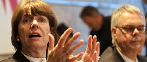 Die Kölner Oberbürgermeisterin Henriette Reker warnte bei der Pressekonferenz am Dienstag vor einer Verknüpfung der Übergriffe in Köln mit der Flüchtlingssituation. Im Bild rechts neben ihr: Polizeipräsident Wolfgang Albers.