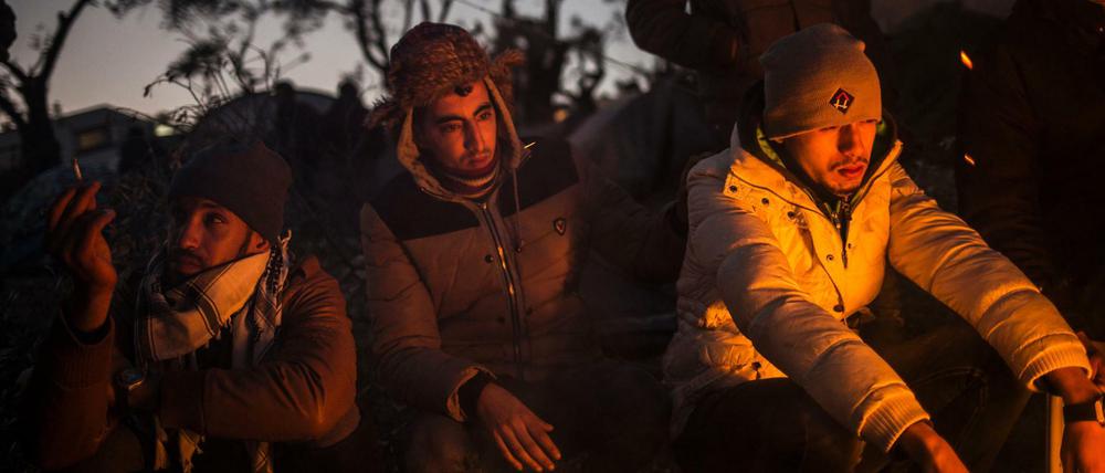 Migranten auf Lesbos in Griechenland: auch im Winter ebbt der Strom kaum ab.