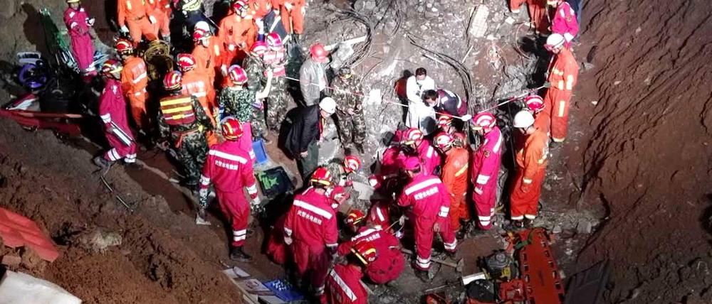 Bergungskräfte im chinesischen Shenzen auf der Suche nach Überlebenden.