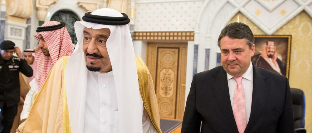 Nach den Hinrichtungen in Saudi-Arabien will Wirtschaftsminister Sigmar Gabriel deutsche Waffenexporte in das Land nachprüfen. Hier ist er bei dem Treffen in Riad mit dem König und Premierminister von Saudi-Arabien, Salman bin Abdelasis al-Saud, im März 2015 zu sehen.