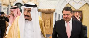 Nach den Hinrichtungen in Saudi-Arabien will Wirtschaftsminister Sigmar Gabriel deutsche Waffenexporte in das Land nachprüfen. Hier ist er bei dem Treffen in Riad mit dem König und Premierminister von Saudi-Arabien, Salman bin Abdelasis al-Saud, im März 2015 zu sehen.