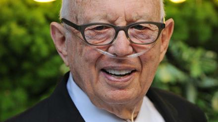 Ellsworth Kelly wollte trotz Krankheit bis zuletzt öffentlich auftreten - und zog immer sein Wägelchen mit Sauerstoffflasche hinter sich her. Hier ein Bild von 2013. 
