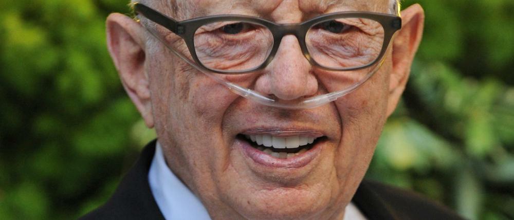 Ellsworth Kelly wollte trotz Krankheit bis zuletzt öffentlich auftreten - und zog immer sein Wägelchen mit Sauerstoffflasche hinter sich her. Hier ein Bild von 2013. 