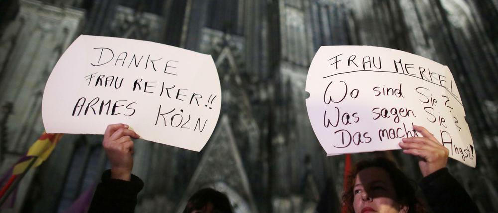 "Frau Merkel - Wo sind Sie? Was sagen Sie? Das macht Angst!" Und: "Danke Frau Reker!! Armes Köln" Frauen demonstrieren am 05.01.2016 in Köln vor dem Dom gegen Gewalt gegen Frauen.