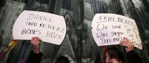 "Frau Merkel - Wo sind Sie? Was sagen Sie? Das macht Angst!" Und: "Danke Frau Reker!! Armes Köln" Frauen demonstrieren am 05.01.2016 in Köln vor dem Dom gegen Gewalt gegen Frauen. 