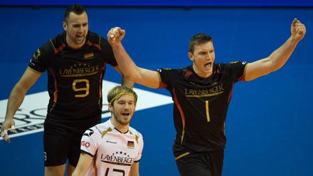 Auftakt geglückt: Die deutschen Spieler Grozer (l), Tille und Fromm (r) bejubeln den Gewinn des zweiten Satzes.