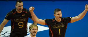 Auftakt geglückt: Die deutschen Spieler Grozer (l), Tille und Fromm (r) bejubeln den Gewinn des zweiten Satzes.