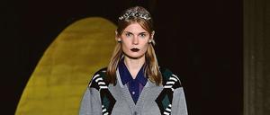 Mix. Ein Model läuft für Miu Miu in der Sommerkollektion 2016 in Paris. t