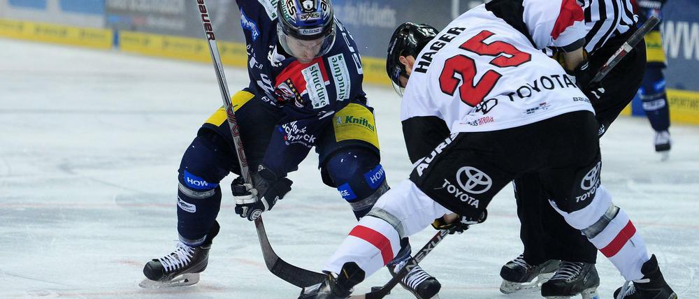 Blick nach unten, Mannschaft oben. Mark Olver von den Eisbären im Zweikampf mit dem Kölner Patrick Hager.