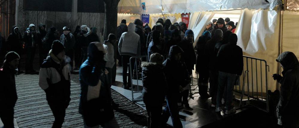 Warten, warten, warten - und das in eisiger Kälte: Die Situation vor dem Lageso am frühen Montagmorgen.