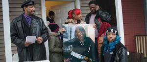 LaTonya Jones, die Tochter der von Polizisten erschossenen Bettie Jones, hält ein Bild ihrer Mutter auf der Veranda des Familienhauses in Chicago. 