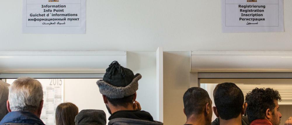 Flüchtlinge warten in einer Erstaufnahmeeinrichtung für Asylbewerber in Regensburg auf ihre Registrierung. Ab Neujahr soll für alle Asylbewerber wieder eine ausführliche Einzelfallprüfung stattfinden. 