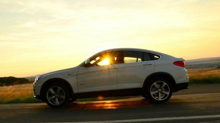 Optisch wirkt der BMW X4 stimmiger als sein großer Bruder. Obwohl die Bayern die Form nahezu unverändert auf den X3 als Basis übertragen haben.