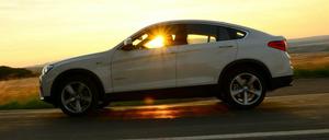 Optisch wirkt der BMW X4 stimmiger als sein großer Bruder. Obwohl die Bayern die Form nahezu unverändert auf den X3 als Basis übertragen haben.