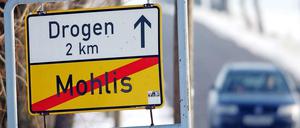 Beliebtes Diebesgut: Die Ortsschilder des Dorfes Drogen in Thüringen. 