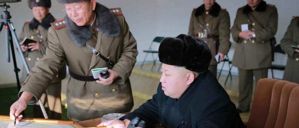 Nordkoreas Führer Kim Jong Un bei einer Truppeninspektion. 