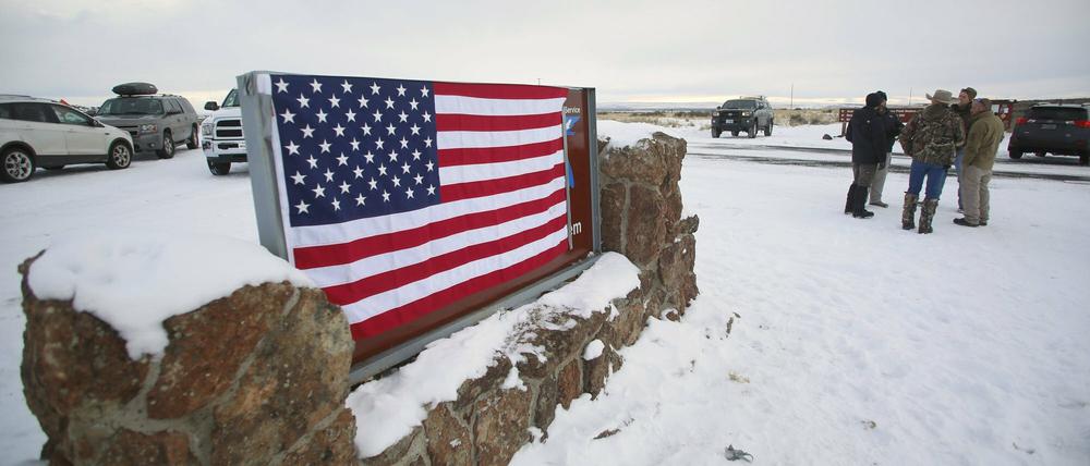 Besetzer haben eine US-Flagge über das Eingangsschild des Malheur National Wildlife Refuge in Oregon gehängt und halten das Gebiet weiterhin besetzt. 