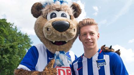 Top, das Bärchen. Herthas Mitchell Weiser posiert mit Herthinho (links). 