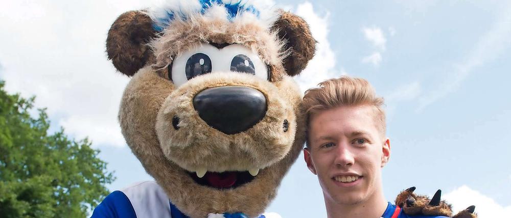 Top, das Bärchen. Herthas Mitchell Weiser posiert mit Herthinho (links).