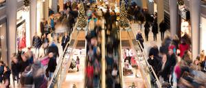 Shopping zur Weihnachtszeit - für viele Männer ein Alptraum. Doch Neujahr geht's schon weiter, auch am Sonntag.