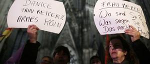 Frauen demonstrieren am Dienstagabend in Köln vor dem Dom gegen Sexismus. Nach den Übergriffen ist zu den Tätern weiterhin wenig bekannt.