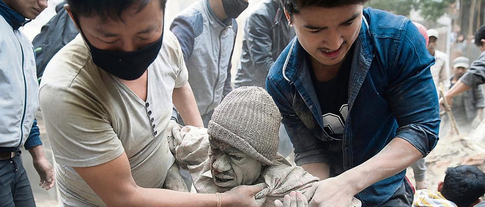 Tragödie: Beim Erdbeben in Nepal haben im vergangenen Jahr 9000 Menschen das Leben verloren. Hunderttausende wurden obdachlos.