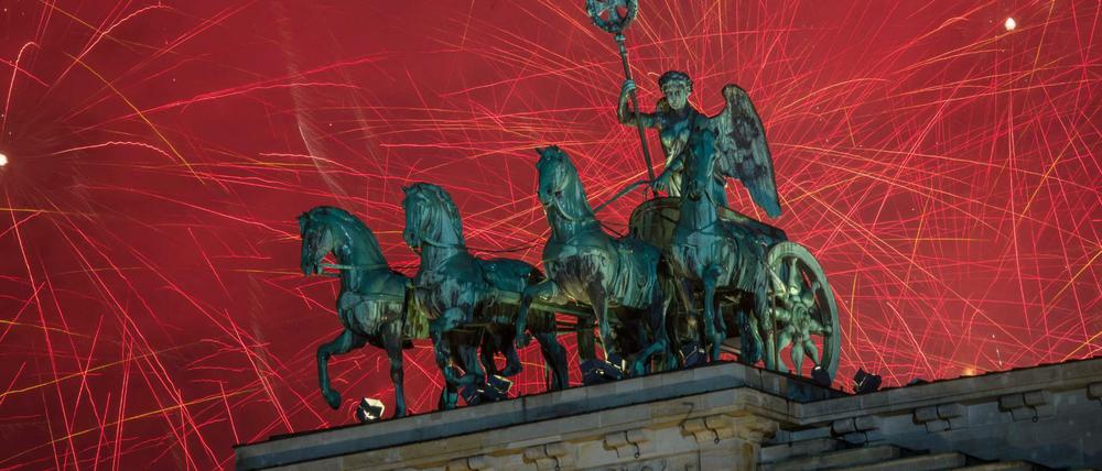 Das Feuerwerk am Brandenburger Tor.