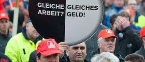 Im Herbst 2013 hatten Union und SPD vereinbart, die Leiharbeit gesetzlich auf 18 Monate zu begrenzen. Auf dem Bild demonstrieren Beschäftigte 2011 vor dem Mercedes Benz Werk in Sindelfingen gegen Leiharbeit, befristete Jobs und Werkverträge.