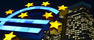 Die Euro-Skulptur vor der Europäischen Zentralbank (EZB) im hessischen Frankfurt am Main.