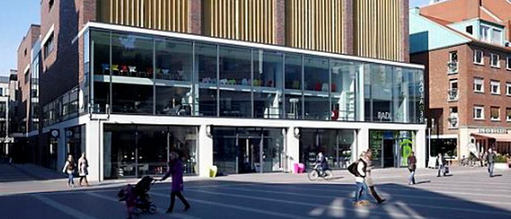 Neu nutzen statt neu bauen: Dieses ehemalige Parkhaus in Münster wurde in ein Möbelhaus, ein Fahrrad-Parkhaus, Büros und zahlreiche Wohnungen umgebaut.