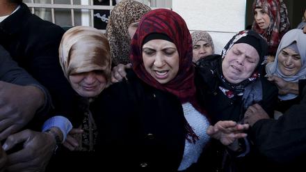 Angehörige eines Mannes, der Israelis angegriffen haben soll, an dessen Grab in Ramallah: der totale Zusammenbruch der palästinensischen Verwaltung droht