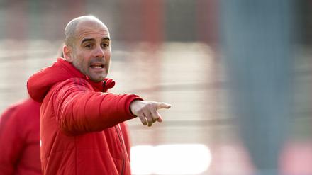 Da geht's lang. Trainer Pep Guardiola bei einer Trainingseinheit des FC Bayern München. Der Rekordmeister reist am Mittwoch ins Trainingslager nach Doha.